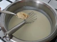 Sahne zugießen, Salz, ein bisschen Zucker, Essig...