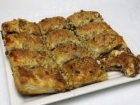 Ausgekühlten Kuchen schneiden und mit Puderzucker...