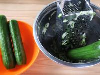 Gurken waschen und grob reiben....