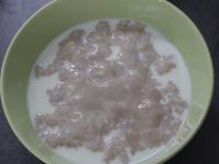 Mehl mit Zucker in ein bisschen lauwarmer Milch...