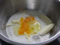 Mehl, Zucker, weiche Butter und eine Prise Salz in...