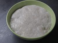 Mehl und Hefe mit etwas Zucker in warmer Milch...