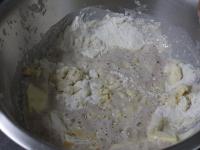 Den vorbereiteten Sauerteig zufügen....