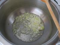 Zwiebel schälen, fein hacken und in Öl...