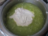 Mehlschwitze in Stipp hineinmischen und kochen...