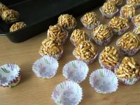 Die Bällchen in Papierkörbe legen und servieren....