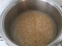 Graupen waschen, in einen Topf geben......