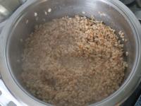 ...und Wasser zugießen. 15-20 Minuten kochen. Es...