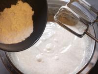 Quark, Sahne, Eier, Zucker, Gewürz in eine...