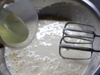 Öl und Milch zugeben und schlagen....