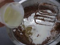 Öl, Buttermilch zugeben und zusammen schlagen....
