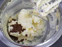 Butter schlagen, Kaffe im Wasser zerlassen...