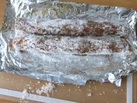 Die Kokosnuss-Holzplatte in zwei Hälften entlang...