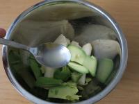 Bananen und Avocado schälen, schneiden und in...