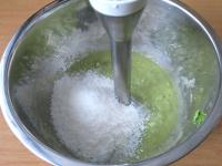 Kokosöl, Agavensirup und geraspelte Kokos in die...