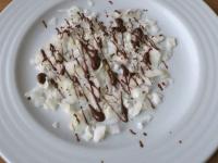 Kokoschips mit Schokolade beträufeln und in...