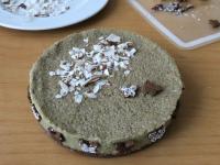 Die Torte aus der Forme nehmen und dekorieren....