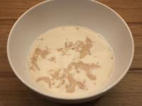Mehl und Hefe mit etwas Zucker in warmer Milch...