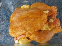 Das Huhn waschen, salzen und von beiden Seiten mit...