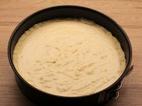 Die Creme in die Form gießen und die Rände des...