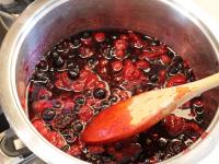 Obst mit Zucker auf milder Flamme zerkochen, von...