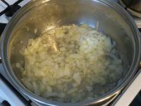 Zwiebel schälen, fein hacken und in Öl...