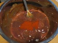 ...Paprika, Pfeffer zugeben und leicht vermischen....