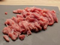 Fleisch in Streifen schneiden und auf die...