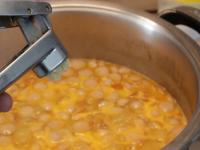 Geputzten, durchgepressten Knoblauch zum Schluss...