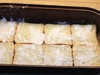 8 Stücke Toastbrot in den Bratentopf legen und...