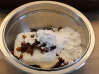Quark mit Zucker und gewaschenen Rosinen...