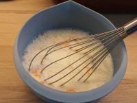 Zucker und Eigelbe in Milch vermischen....