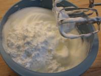 Eiweißschnee aus Eiweißen schlagen, Zucker...