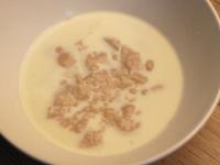 Mehl mit Zucker in ein bisschen lauwarmer Milch...