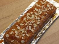 ...das Brot damit schmieren und mit Mandelflocken...