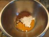 Eigelb mit Zucker und Zimt mischen....