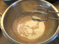 Milch zum Eigelb geben, ......
