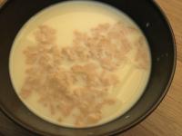 Mehl und Hefe mit etwas Zucker in warmer Milch...