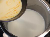Pudding aus Milch kochen. Abkühlen lassen....