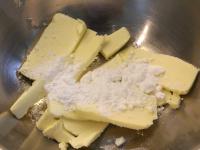 Butter mit Zucker schlagen....