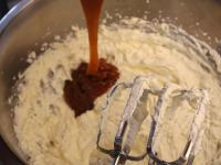 Mascarpone, Pudding und Karamell in die...