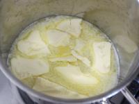 Butter zerlassen und kühlen lassen....