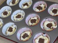 Papierkörbchen in Backblech für Muffin legen. In...