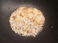 Feingeschnittene Zwiebel zugeben und braten bis...