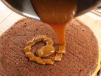 Die Karamellglasur auf den Kuchen gießen und...