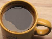 Kochendes Wasser über den Kaffee gießen und...