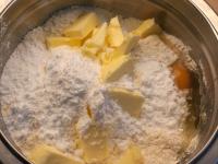 In Scheiben geschnittene Butter, Zucker und Eier...