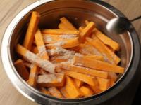Pommes mit der Mischung bestreuen, damit sie von...