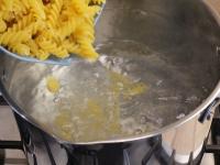 Nudeln im gesalzenen Wasser kochen, wie vom...