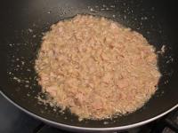 Thunnfisch auf milder Flamme in Olivenöl braten....